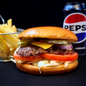 Cheeseburger + papas +bebida